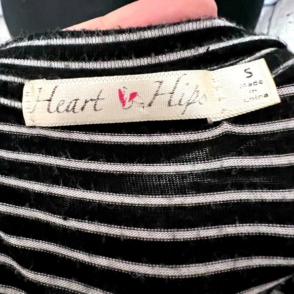 Heart and Hips crop fitted top - Picture 4 of 5